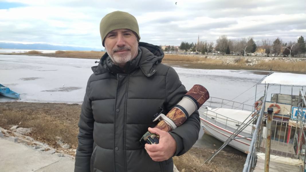 Astsubaylıktan kuş izine düştü! Karga ona göre 'karga' değil: Konya'daki göl ikinci evi oldu 5